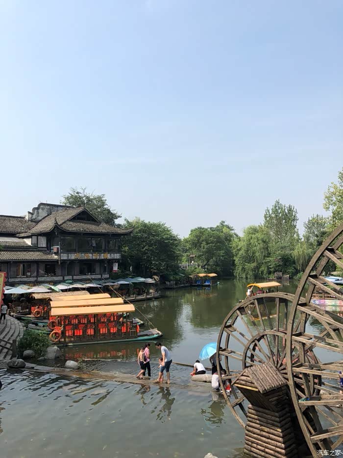 看,黄龙溪管到哪儿,都有玩水,夏天黄龙溪真去处.