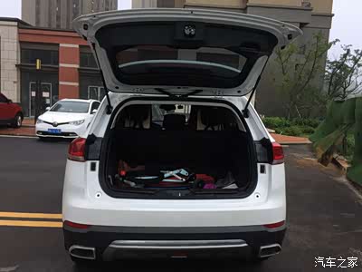 尾门打开,宽敞深邃的后备箱也是一大亮点,高高向上扬起的尾门