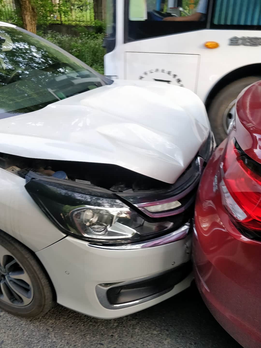 刹车片下雨天一直有挺大声音,好几次没刹住,结果昨天中奖了,五车追尾