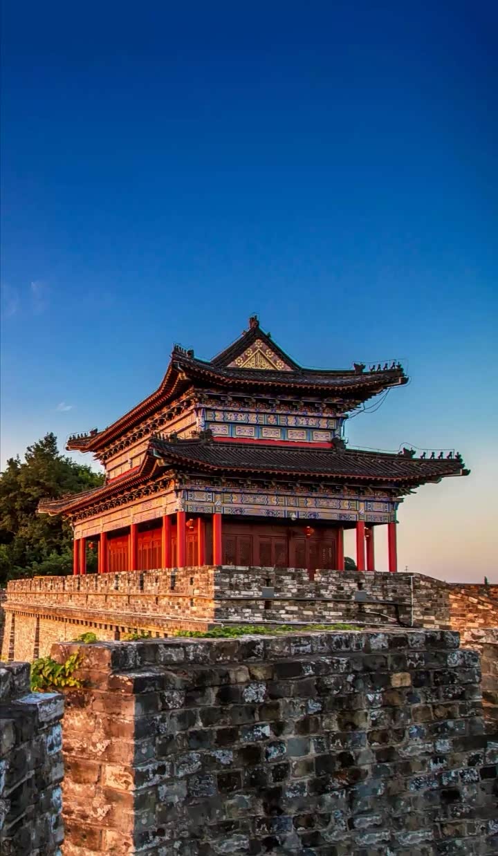 中国建筑向来以雄伟壮观闻名在摄影家手中是经常用的拍摄对象