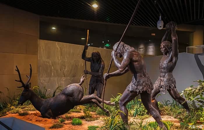猿人打猎的铜像,做的很形象.
