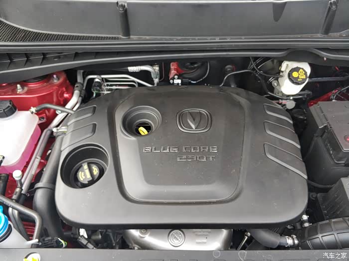 发动机舱不是液压撑杆的,有点不方便,还,很少打开