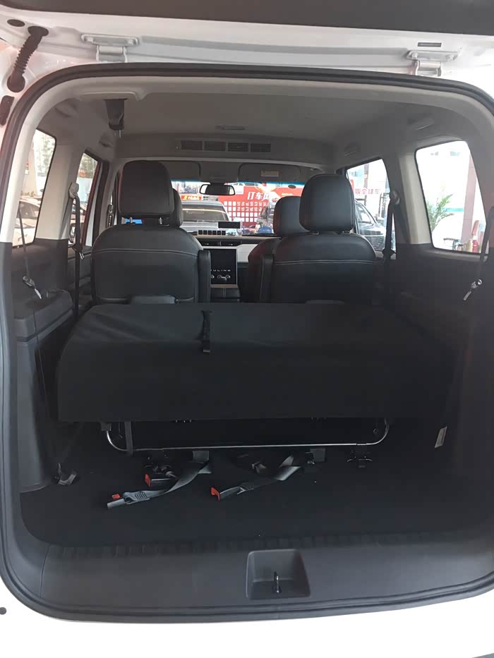 后排座椅也是可以放倒