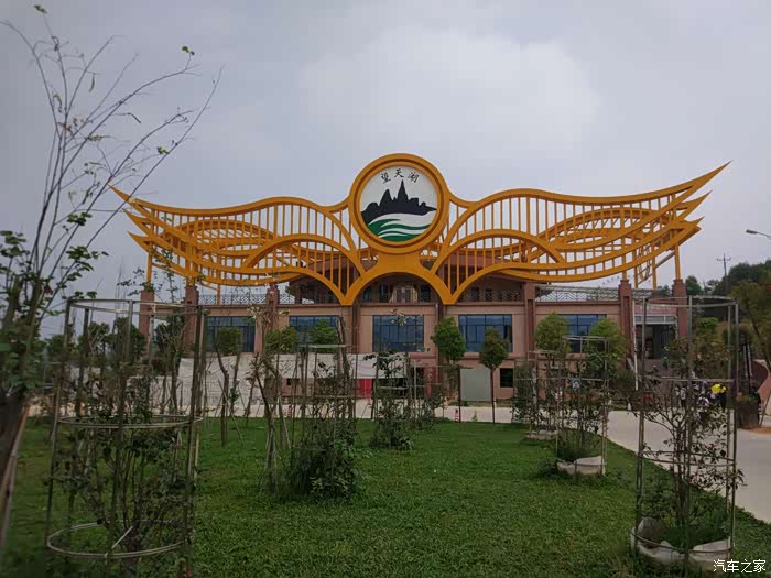 广东望天湖生态旅游度假区位于揭阳市蓝城区白塔镇广和草山望天湖