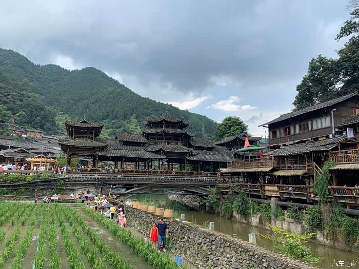 游黔山赤水赏苗寨风情