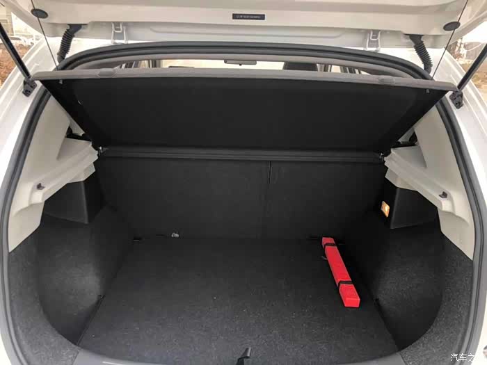 这个后备箱完全足够日常使用,非常能装