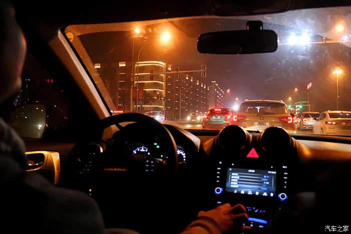 抵达荆门,已经是夜晚,十来个小时的长途行车,顾不上荆门的夜景,一心只