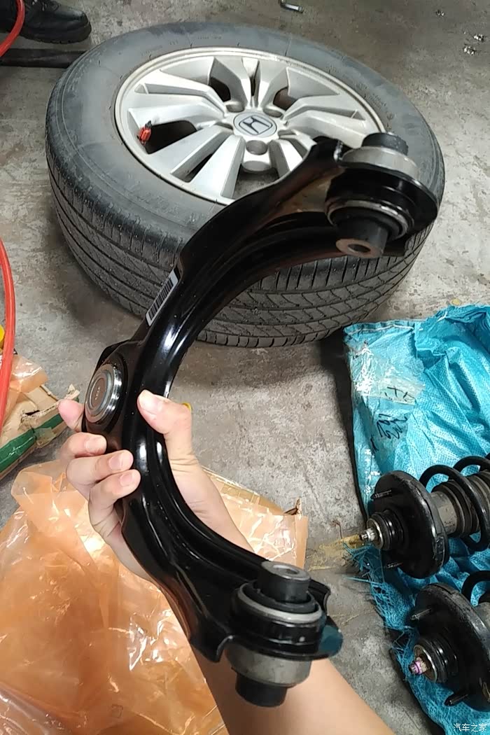 八代雅阁更换上摆臂总成下摆臂球头解决打方向盘咯噔咯噔异响