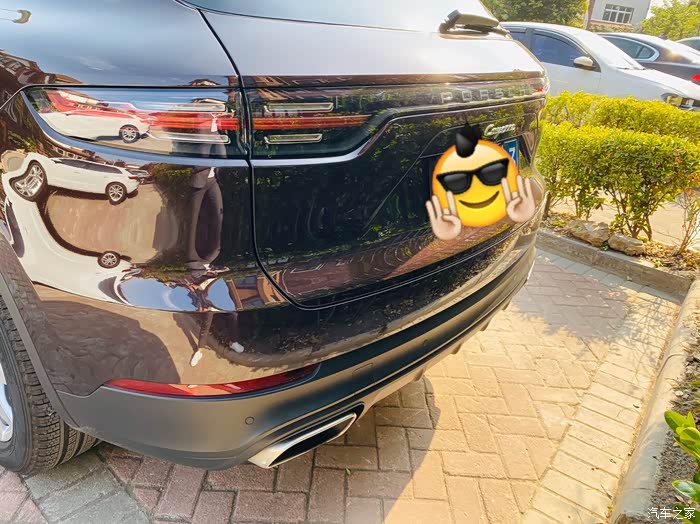 换代的卡宴尾灯,贯穿式的,3d感在夜晚直接爆发出来了.