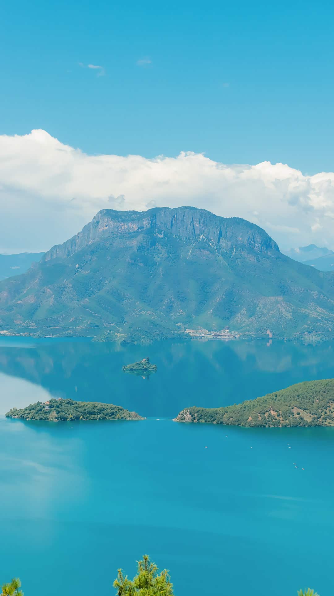 泸沽湖,那深深浅浅的蓝,飘飘荡荡的美,撼天动地,摄人心魄