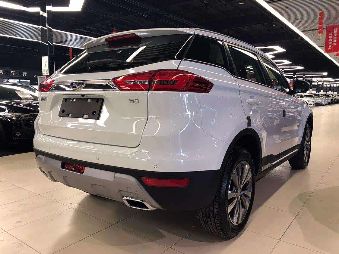 老款的吉利也挺好看的,但我还是跟喜欢新款的.