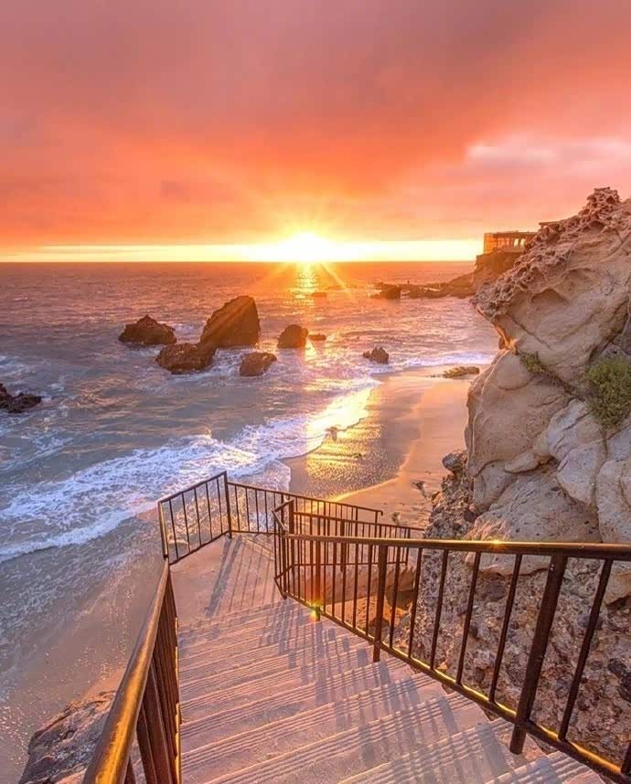 加利福尼亚的粉色晚霞,在浪漫的城市里连晚霞都是粉红色.