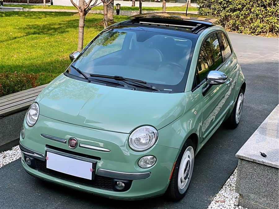 菲亚特500其实是非常经典的一款两厢车