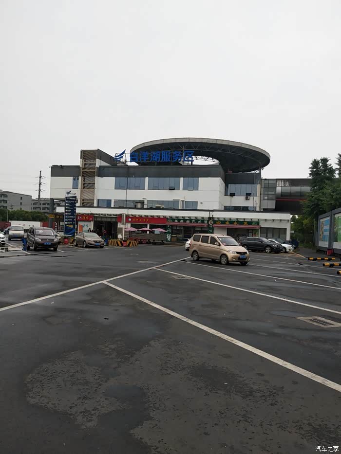 白洋湖服务区,排队加油