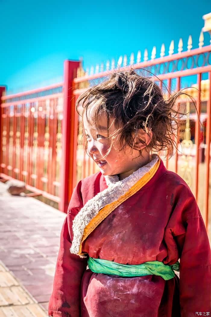 这边的环境不是很好,物质匮乏,所以能看到很多蓬头垢面的孩子.