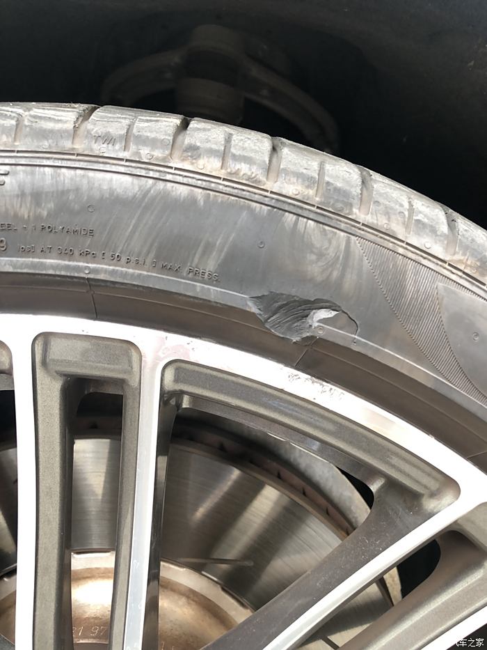 前轮胎侧面蹭了一小块橡胶能继续使用吗