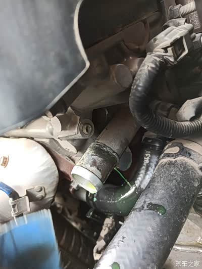 发动机这节金属水管已经开始有腐蚀痕迹