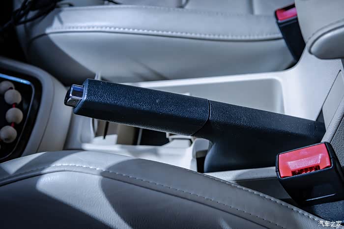 机械手刹,一拉一放,感觉还不错.