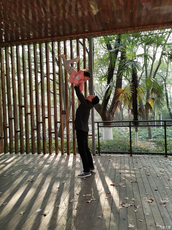 来一个经典动作--举高高