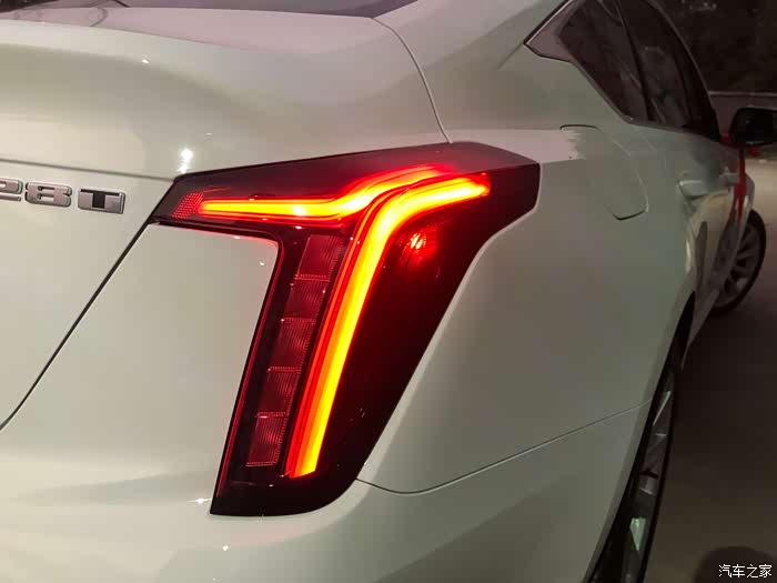 00后妹纸提车~凯迪拉克ct5时尚型