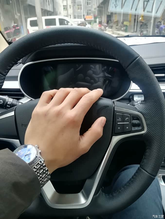 多功能方向盘,顺带秀一下手.