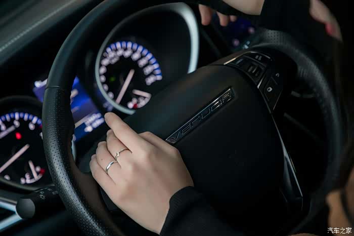 纯黑皮质的方向盘,质感一流,加上启辰简单的logo,低调中透露着大气.