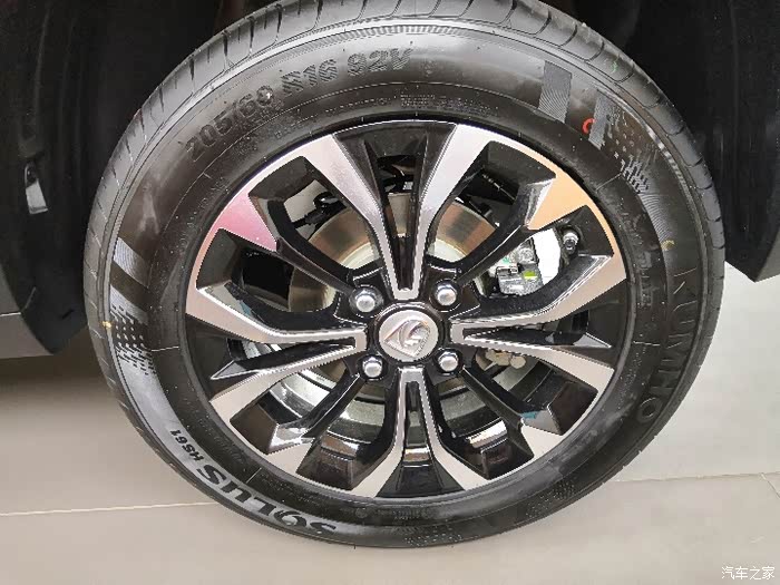全新幸运草精车轮毂,尺寸是205/60r16的,整体看上去还是比较精致美观