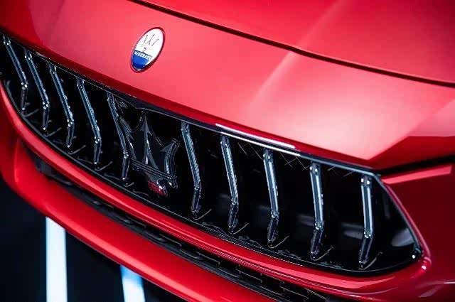 限量版车型采用了rosso magma岩浆红的三层车漆
