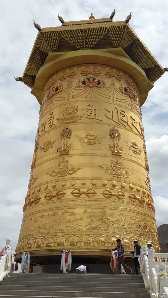 路过风情走廊到达肃南县城,有个全世界最大的转经筒,值得一看.