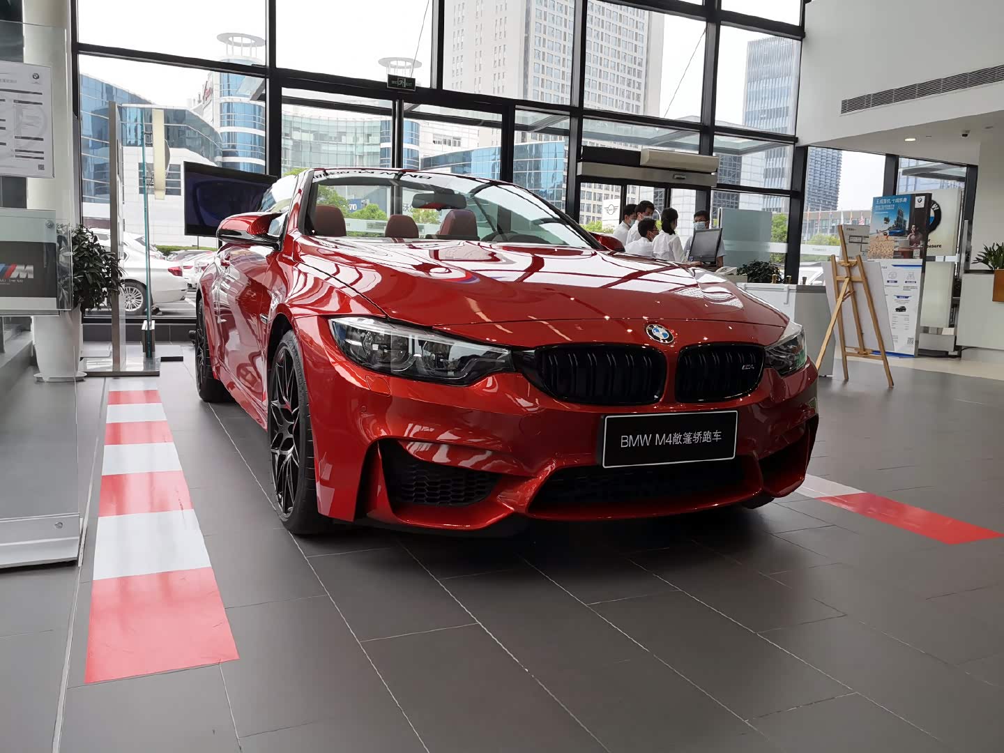 宝马红色m4敞篷车更加漂亮