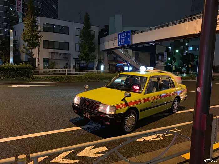 更老点的皇冠出租车