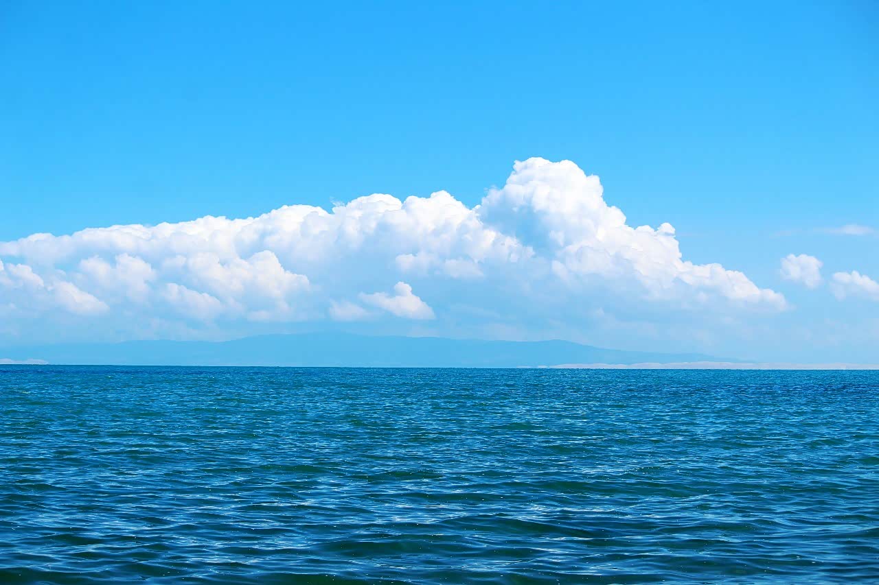 蓝色的天空,碧绿的湖水,白云朵朵,美景无限.
