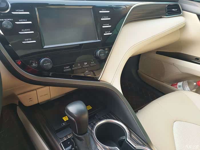 凯美瑞欧铂银 温柔不失贵气