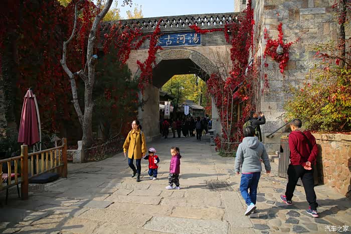 我们顺行又来到汤河古寨区,也就是美食街的一端.