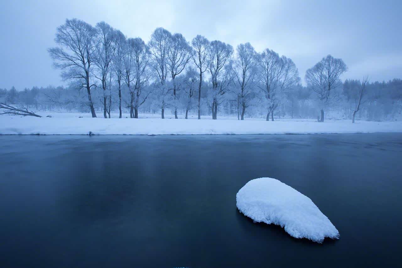 阿尔山冰清玉洁,银装素裹,而且这里雪期长,雪质好.