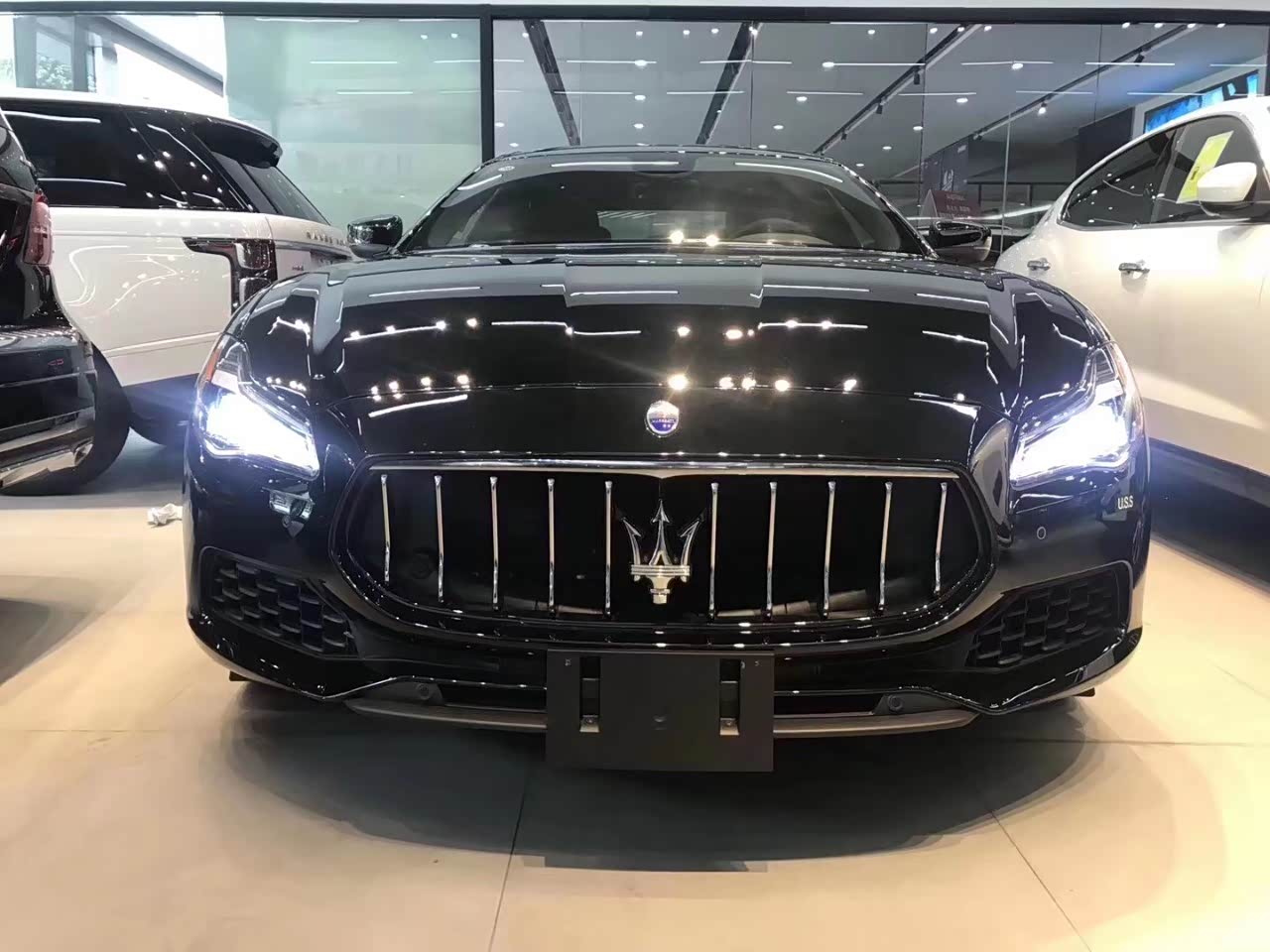 18款玛莎拉蒂总裁,新车的前脸进气格栅的竖条数量减少.