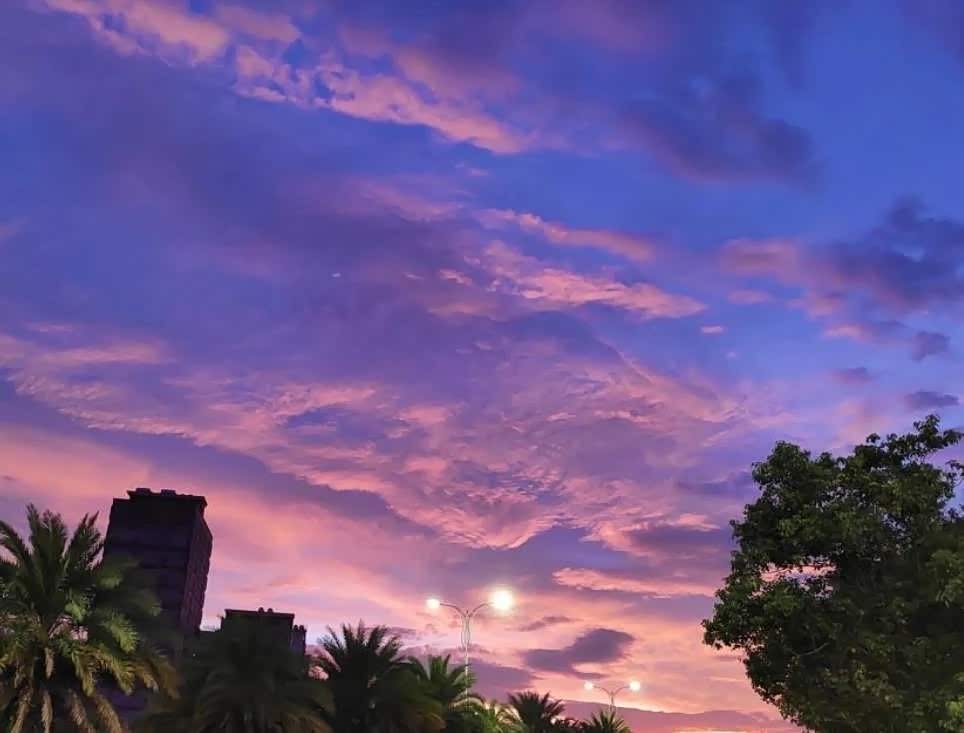 南京城市上空迎来绝美的晚霞,放眼望去整片天空一片玫红色