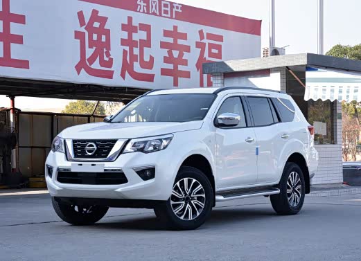 前脸采用了日产家族一贯的设计语言,看上去有