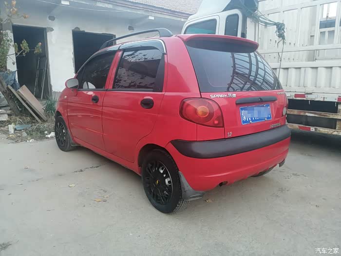 看到一红色小乐驰