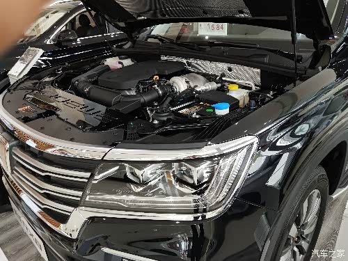 发动机舱很饱满平整,看上去有点像六缸的,你可以向朋友吹吹牛x