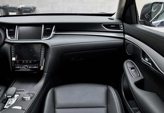 英菲尼迪qx50的内饰中加入了大量的皮质材料,触摸起来十舒服