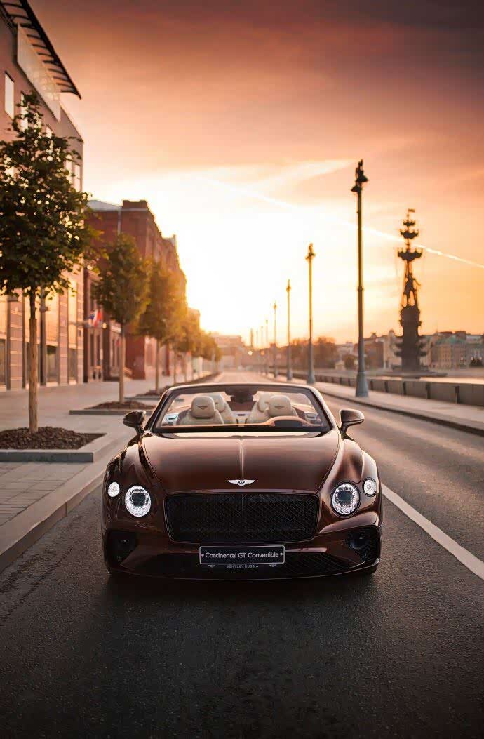 宾利欧陆gt敞篷车造型很亮眼啊