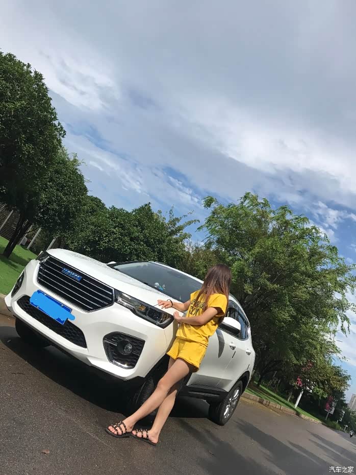 美女为哈弗小四当车模,是一道靓丽的风景