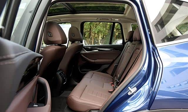 前排座椅采用真皮材质包裹