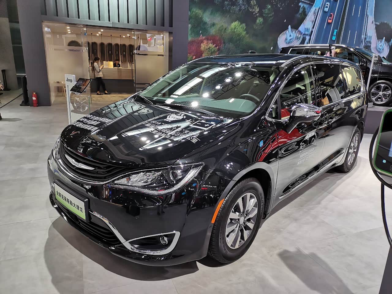 克莱斯勒大捷龙phev,美式插电混合动力mpv.