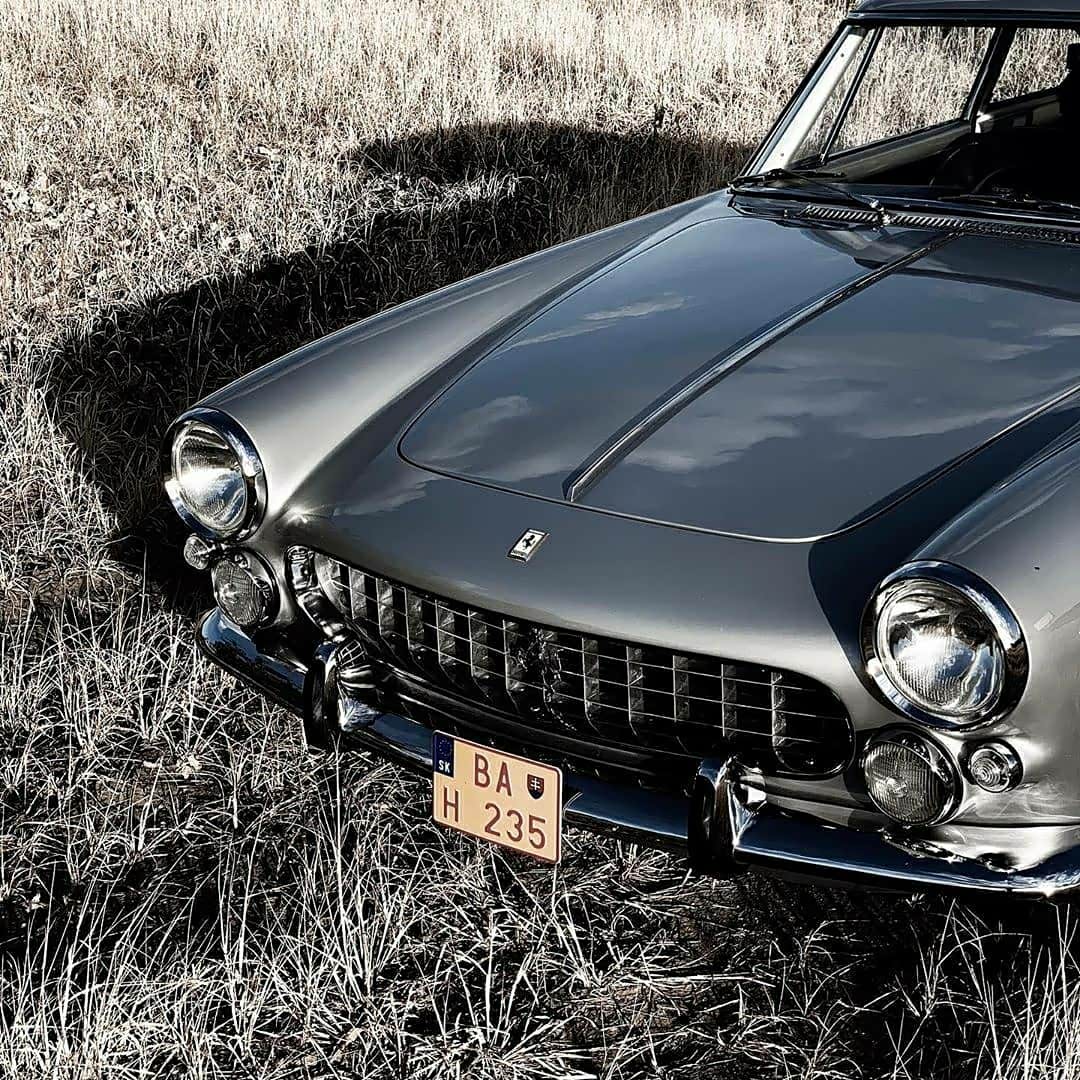 银灰色是很规矩的色彩,法拉利250gt一样也是一台规矩的法拉