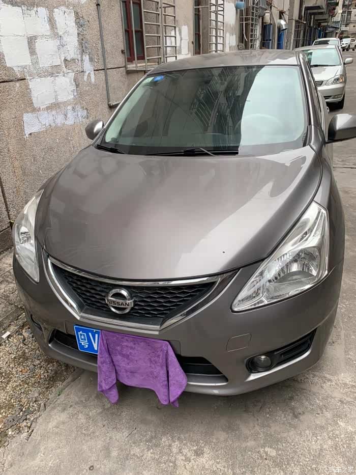 14年10月日产骐达舒适版钨金灰tiida