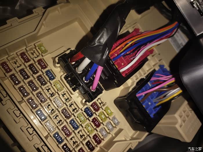 请问一下智跑行车记录仪怎么在保险丝盒里取电