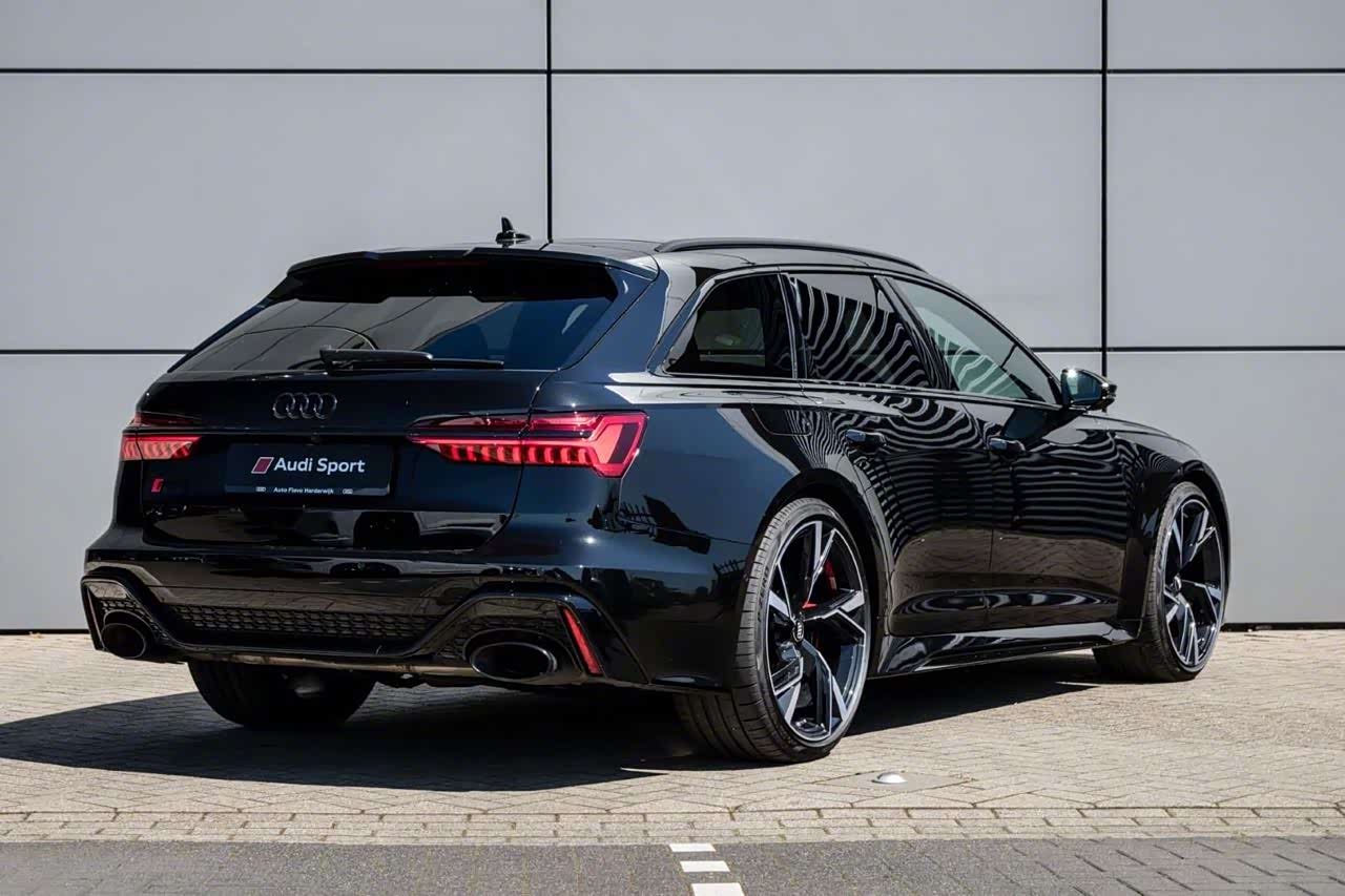 越看越忘记老款的奥迪rs6