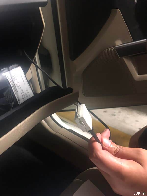 11年的奔驰glk350怎么连接aux,还有这个东西是干嘛用的